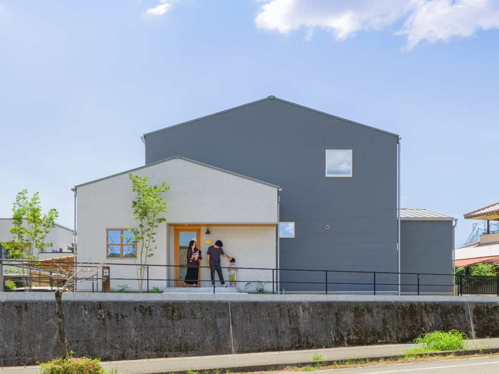 ふたつの暮らしと三角屋根の家