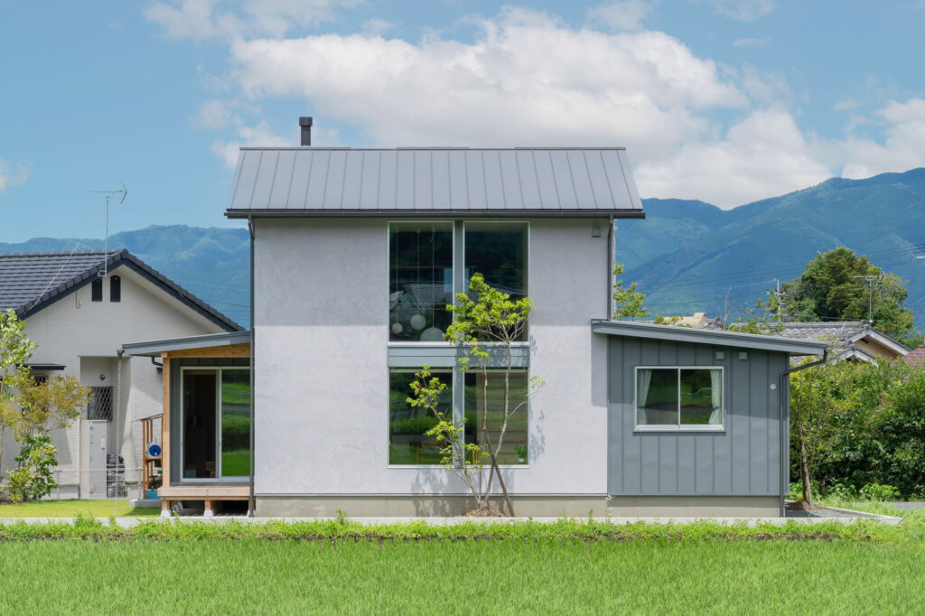 四季を捉える十字窓の家